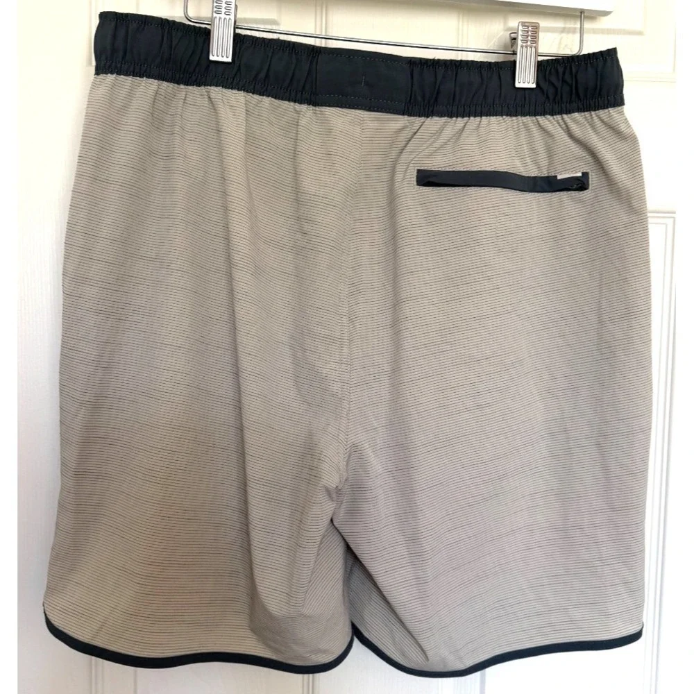 Vuori Cruise Men's Size Medium Gray & Ivory Striped Unlined Board Shorts